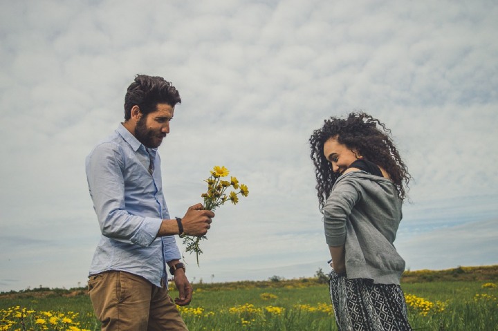 21 señales genuinas de que te quiere de regreso pero tiene miedo