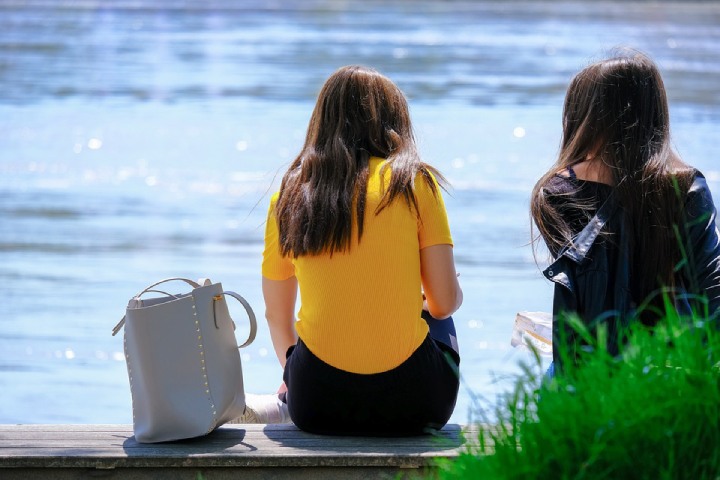 21 señales comunes de que una amiga siente algo por ti