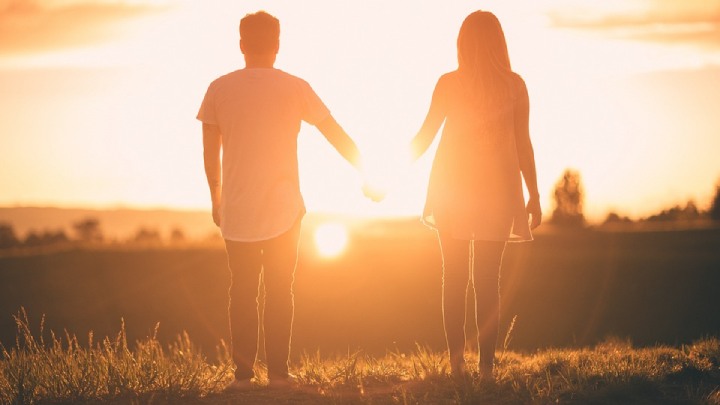Por qué un hombre ocultaría su relación: 14 posibles razones